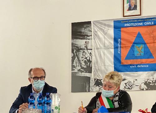 Il vicegovernatore, Riccardo Riccardi, assieme al sindaco di Bicinicco, Paola Turello, parla dei valori intrìnsechi del volontariato nella protezione civile da trasferire ai giovani.